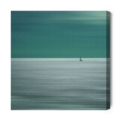 Osoba kráčajúca po ceste smerom k horizontu