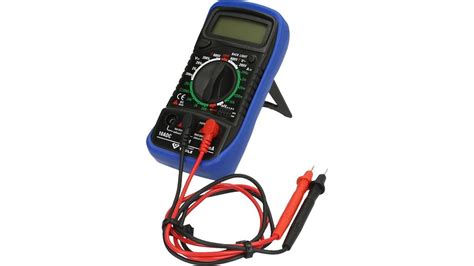 Ilustrácia multimetra pripojeného k autobatérii