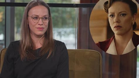 žena a jej mama sa spoločne smejú pri káve