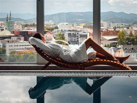 žena si užíva relaxačnú masáž