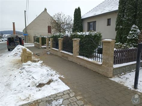 Drevený plot okolo rodinného domu