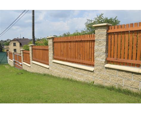 Moderný betónový plot s drevenými prvkami