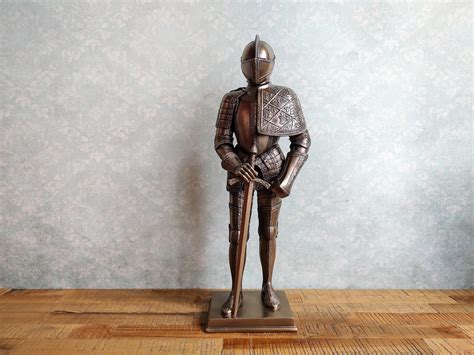 Ilustrácia rytierov v brnení