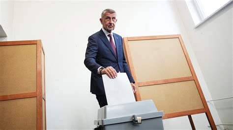 Ilustrácia voličov pri urne