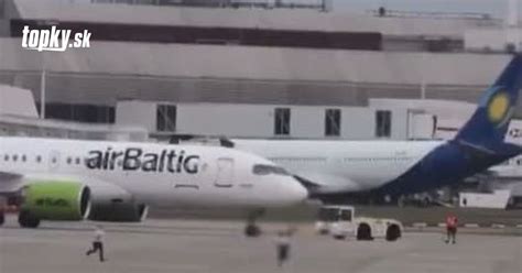 Ilustrácia lietadla na letiskovej dráhe