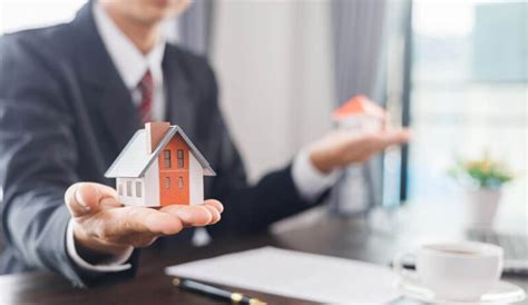 Ilustrácia znázorňujúca porovnanie kúpy bytu na fyzickú osobu a na firmu