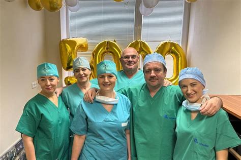 Ilustračný obrázok pacienta, ktorý je pripravený na operáciu v nemocnici