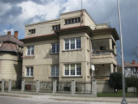 Mestská vila s betónovou sochou strážcu