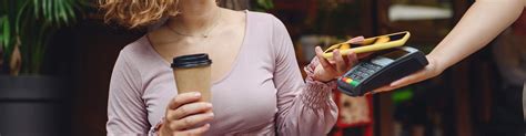 Ilustrácia zákazníka s mobilným telefónom komunikujúceho s podporou Kauflandu