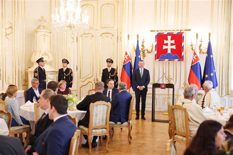Ilustračná fotografia znázorňujúca ľudí pracujúcich na rôznych dohodách