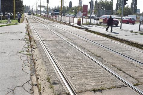 Poškodená električková trať v havarijnom stave
