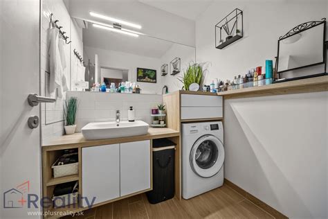 Pohľad na moderný dvojizbový byt s balkónom