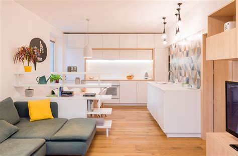 Interiér moderného dvojizbového bytu s otvoreným priestorom