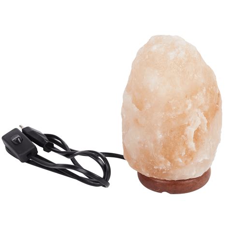 Ružová soľná lampa s jemným svetlom.