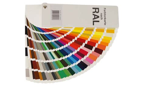 Vzorkovníky farieb a natreté testovacie plochy na stene