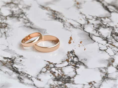 Symbolická fotografia dvoch krúžiacich prsteňov