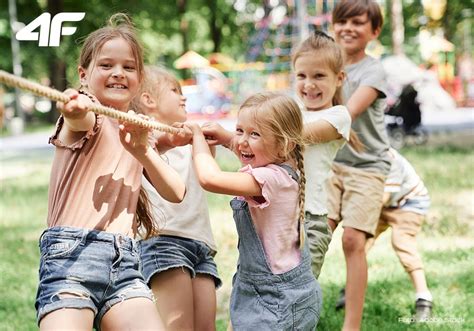 Ilustračná fotografia detí hrajúcich sa na slnečnom dvore.