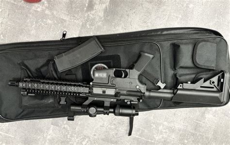 Ilustrácia bezpečne prepravovanej airsoftovej zbrane v kufríku