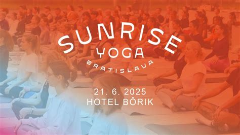 osoba cvičiaca jogu pri východe slnka