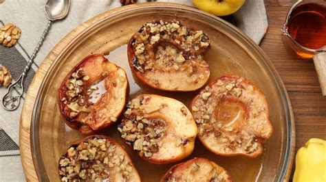 tanier s ovocnou kašou a orechmi