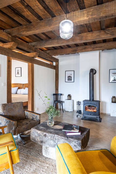 interiér s drevenými trámami