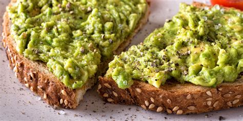 Fotografia avokádovej nátierky na celozrnnom toaste