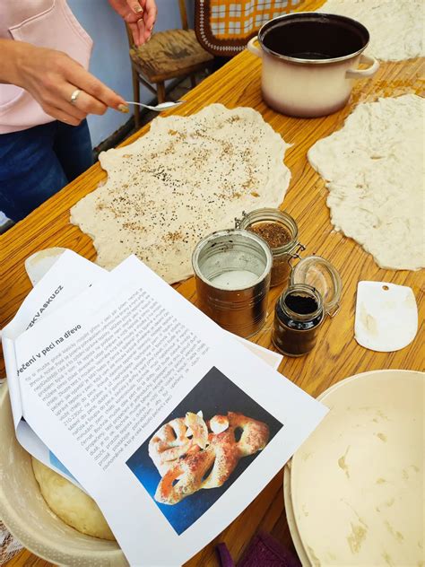 Ilustrácia pečenia chleba v tradičnej peci