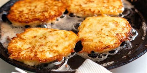 Fotografia zemiakových placiek na panvici