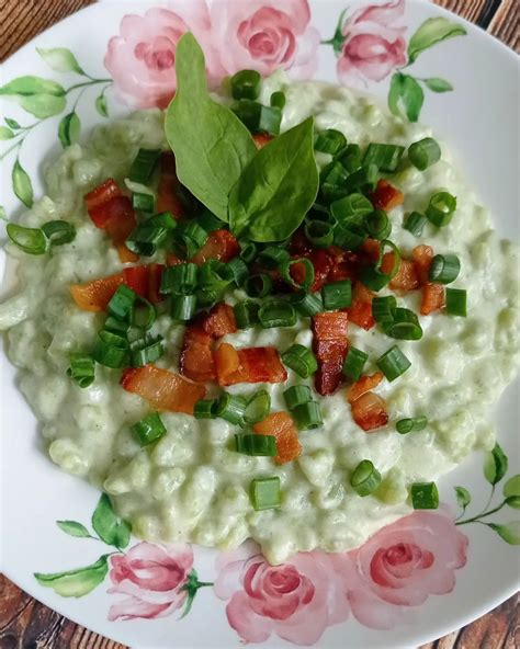 Fotografia misky s bryndzou a kúskami chleba