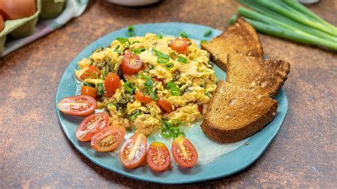 Fotografia praženice s celozrnným pečivom a zeleninou