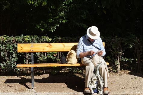 Starší ľudia rozprávajúci sa na ulici