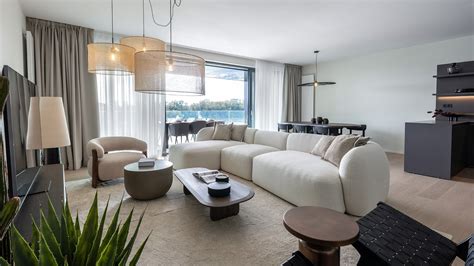Interiér moderne zariadeného apartmánu s výhľadom na mesto