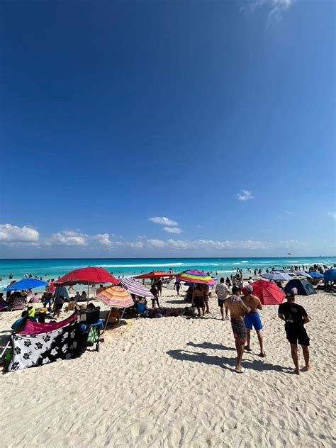 Piesočnatá pláž s pokojným morom a slnkom