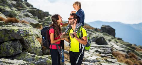 Rodina s dieťaťom na turistike