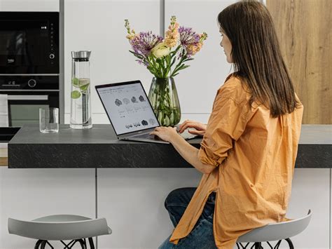 Ilustrácia rodiny v kuchyni pri plánovaní rozpočtu