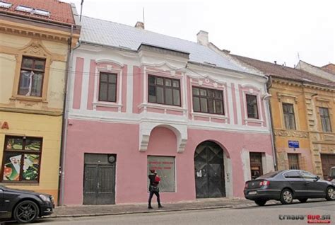 Pohľad na historickú fasádu budovy na ulici 29. augusta