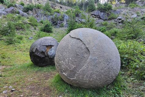 Detailný pohľad na kamenné zamurované gule na južnom múre hradu Dobrá Voda