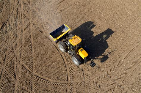 Ilustrácia znázorňujúca premŕzanie pôdy a jeho vplyv na plytké základy