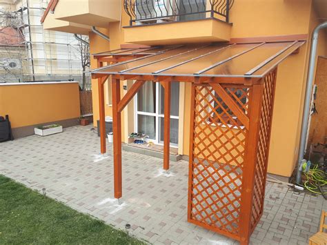 Ilustrácia kamery nad vchodovými dverami bytového domu