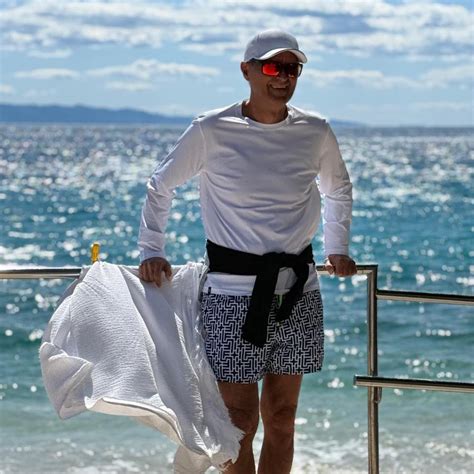 Ilustrácia dvoch ľudí, ktorí si hľadia do očí, ale medzi nimi je priepasť.