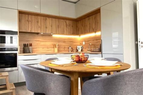 Ilustrácia rodiny vyberajúcej si nový byt