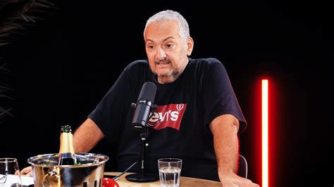 Ilustrácia rodiny s dieťaťom na invalidnom vozíku pred moderným bytovým domom