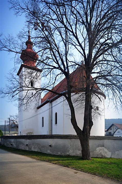 Gotický Kostol sv. Antona a Pavla Pustovníka v Sásovej