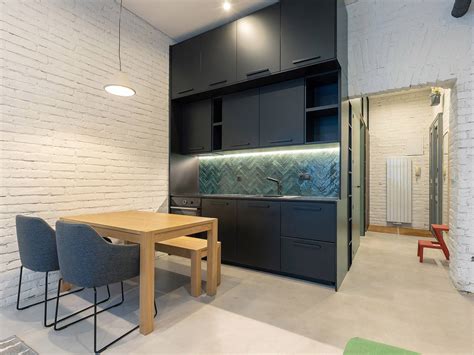 Interiér bytu s vysokými stropmi a dobovým nábytkom