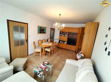 Ulica Bizetova v Nitre s výhľadom na zeleň