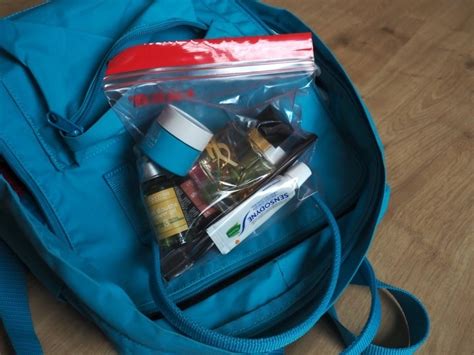 Ilustrácia priehľadného vrecka s tekutinami v príručnej batožine