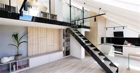 Detail interiéru podkrovného bytu ukazujúci kombináciu dreva, kovu a moderných prvkov