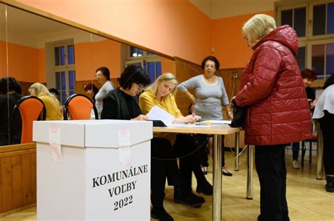 Ilustračná fotografia volebnej miestnosti počas sčítavania hlasov