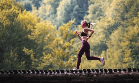 Človek bežiaci v prírode