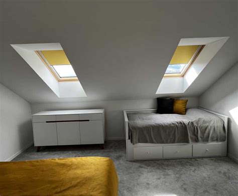 Interiér podkrovného bytu s dôrazom na svetlé farby a strešné okná